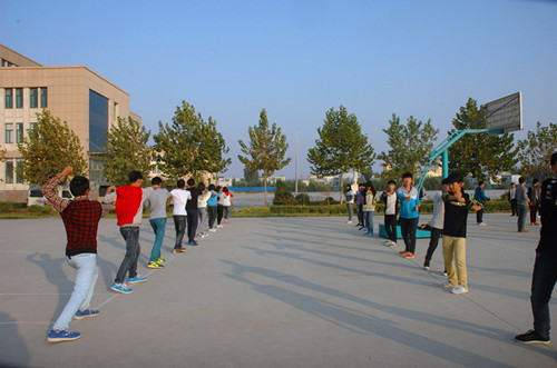齊魯管理學(xué)院全體同學(xué)積極備戰(zhàn)武術(shù)操比賽
