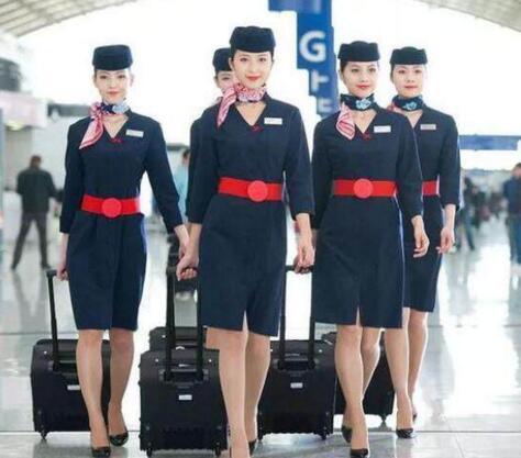 空姐上下飛機為什么要拉著箱子？廊坊空乘學校為你解答
