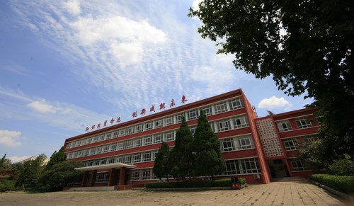 中國洛陽一拖技師學(xué)院現(xiàn)在還能報名嗎？