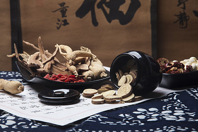 哪些中藥能夠清熱去火？山東醫(yī)藥技師學(xué)院幫你“降降溫”