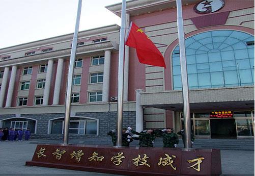 保定新興工業(yè)技工學校是全日制學校嗎？學校提供住宿嗎？