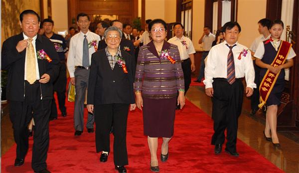 全國(guó)政協(xié)副主席錢正英（左一）、十五屆中央委員顧秀蓮（左三）、國(guó)務(wù)院扶貧主任，政協(xié)常委胡富國(guó)（左一）、北方汽車專修學(xué)校曹振峰董事長(zhǎng)（右一）在人民大會(huì)堂共同出席北方學(xué)校七千萬(wàn)扶貧工程