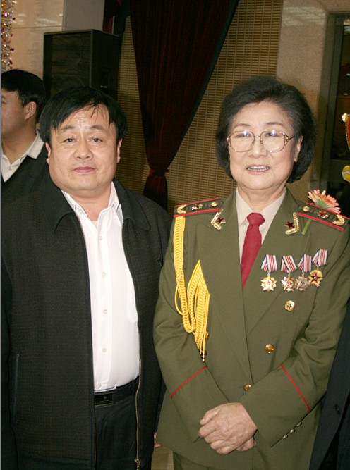 全國(guó)一級(jí)演員，政協(xié)委員馬玉濤（右一）與曹振峰同志合影